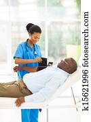 afrikanische frau, krankenschwester, messtechnik, älter, patient, blutdruck