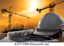 arquivo, de, capacete segurança, e, arquiteta, pland, ligado, madeira, tabela, com, pôr do sol, cena, e, construção edifício