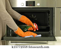 Cleaning the oven Cleaning the oven