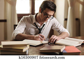 escritor, em, work., bonito, jovem, escritor, sentar tabela, e, escrita, algo, em, seu, sketchpad