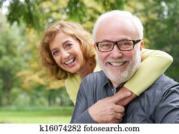 feliz, mujer más vieja, se abrazar, sonriente, hombre más viejo