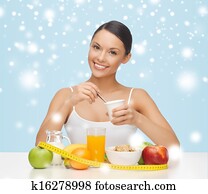 Femme avec petit déjeuner sain et ruban à mesurer Femme avec petit déjeuner sain et ruban à mesurer