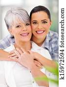 filha, abraçando, meio envelheceu, mãe