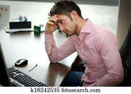 gedankenverloren, besorgt, jung, männlich, arbeiter, starren, computer