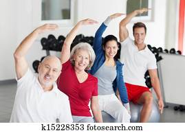 grupo pessoas, fazendo, aeróbica, em, a, ginásio