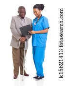 jung, afrikanisch, gesundheitsfürsorge arbeiter, und, älter, patient