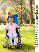 krankenschwester, nehmen, behinderten, älter, patient, für, a, spaziergang