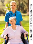 medizinische, krankenschwester, mit, behinderten, patient, draußen