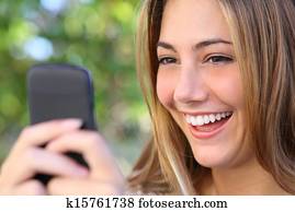 mujer feliz, hojear, internet, en, ella, elegante, teléfono, al aire libre