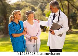 muzsky lekar, talking do, recovering, senior, pacient