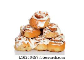 pile of cinnamon buns