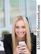 přátelský, úsměv eny, s, jeden, pohyblivý telefonovat