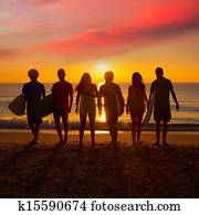 surfers, niños y niñas, grupo, el caminar en la playa