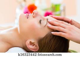 wellness, -, mulher, obtendo, massagem cabeça, em, spa