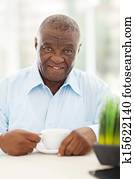 älter, afrikanischer amerikanischer mann, kaffee hat