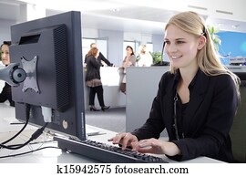 התקשר למרכז, סוכן, נשים