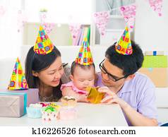 משפחה אסייתית, לחגוג, תינוק, ירח מלא, מפלגה