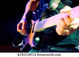 שחקן של גיטרה