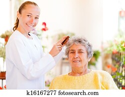 年长的家, 关心