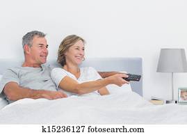 微笑, 夫妇看电视, 在床中