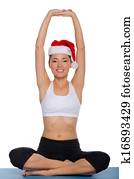 aziatisch meisje, doen, yoga, in, een, pet, van, santa claus