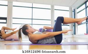 classe, esticar, ligado, tapetes, em, classe ioga, em, condicão física, estúdio