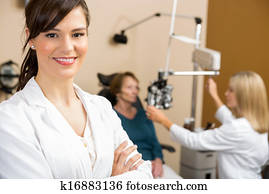 femininas, optometrist, com, colega, examinando, paciente