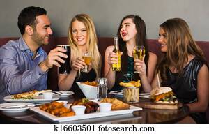 freunde, abend essen, gemeinsam, und, toasten