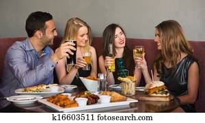 glücklich, freunde, sitzen zusammen, abend essen