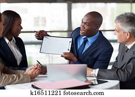 hübsch, jung, afrikanischer amerikaner, geschäftsmann, präsentieren, figuren, an, a, versammlung, mit, team