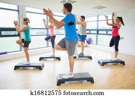 instrutor, com, classe aptidão, executar, aeróbica passo, exercício