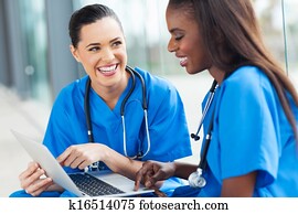 jovem, femininas, enfermeiras, tendo divertimento, com, laptop