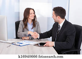 kijken naar, zakenman, terwijl, schuddende hand, op, kantoorbureau