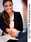 mujer de negocios, sacudarir las manos, con, un, cliente