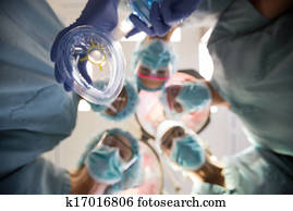 multiethnic, doutores, com, máscara oxigênio, em, operação, sala