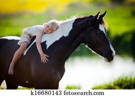 pequeno, menina, montando, um, cavalo