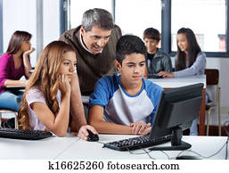 professor masculino, ajudar, estudantes, em, classe computador