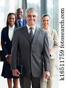 senior, zakelijk, leider, staand, voor, zijn, team