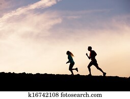 silueta, de, homem mulher, executando, sacudindo, junto, em, pôr do sol