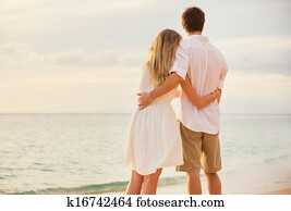 výstižný, romanticky couple, on  morske pobrezie, na, západ slnka, embracing, každý, ine., clovek a zena, do mat rad, watching, ten, sun set, dovnútra, oceán