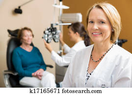 confiante, optometrist, com, colega, examinando, paciente