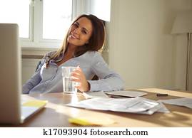 frau, arbeitende, in, innenministerium, lächeln, kamera