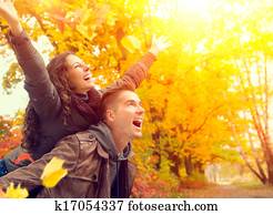 frohes ehepaar, in, herbstliche, park., fall., familie, spa? haben, drau?en frohes ehepaar, in, herbstliche, park., fall., familie, spa? haben, drau?en