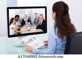 geschäftsfrau, aufpassender bildschirm, konferenz