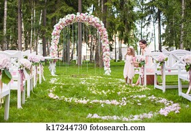 חתונה, ספסלים, עם, אורחים, ו, פרוח, קמר, ל, טקס, בחוץ