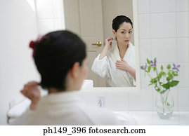 Nackte frau, bürstendes haar, in, badezimmer, reflexion Nackte frau, bürstendes haar, in, badezimmer, reflexion