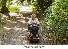 un, mujer mayor, paseos, un, silla de ruedas motorizada, abajo, un, rastro, en, un, park;, yorkshire, inglaterra