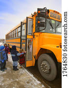 elementar, schulkinder, bretterwand, schulbus, auf, a, winterbilder, tag, in, edmonton, alberta kanada elementar, schulkinder, bretterwand, schulbus, auf, a, winterbilder, tag, in, edmonton, alberta kanada