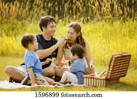 família, tendo uma piquenique