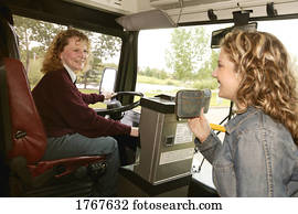 mulher, entra, um, público, autocarro